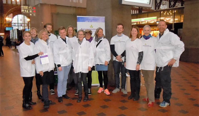 Il team di Pancreasnetvaerket i Danmark a una manifestazione alla stazione centrale di Copenaghen in occasione della Giornata mondiale del cancro al pancreas 2015.